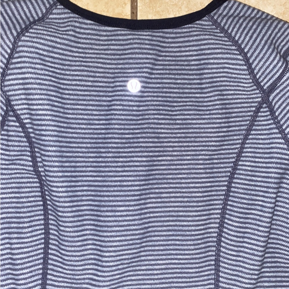 Lululemon turn around top size 10 - Picture 4 of 5